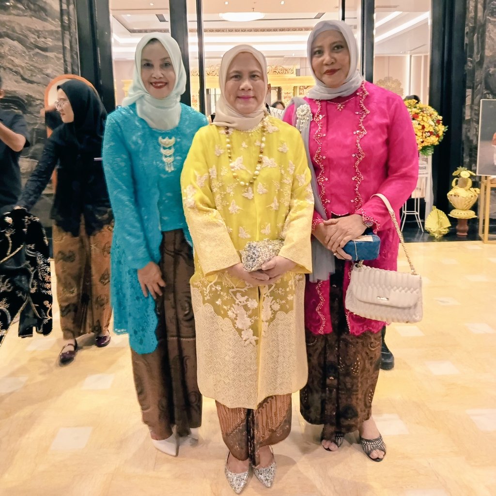 . 
.
tugas negara... 
ketika harus mengawal beliau mb ana iriana 🩵💛🩷

- among tamu ngundhuh mantu juragan waroeng kLangenan jogja
