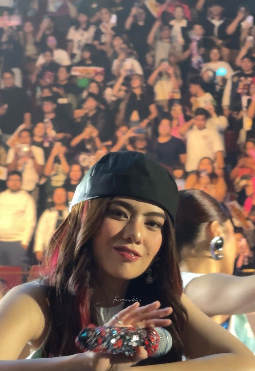 did she just look at my camera? so pogi mooo <a href="/bini_mikha/">mikha</a> 😭🩶