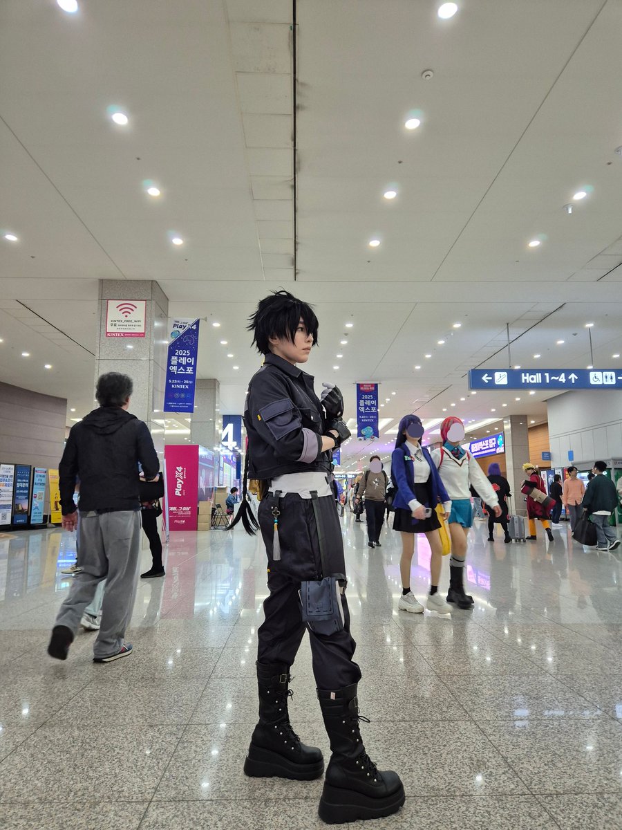 Wuthering Waves/ WuWa anyone? 👀👀 showing you guys first since there aren't as many of you here i feel more comfortable showing my cosplays teehee