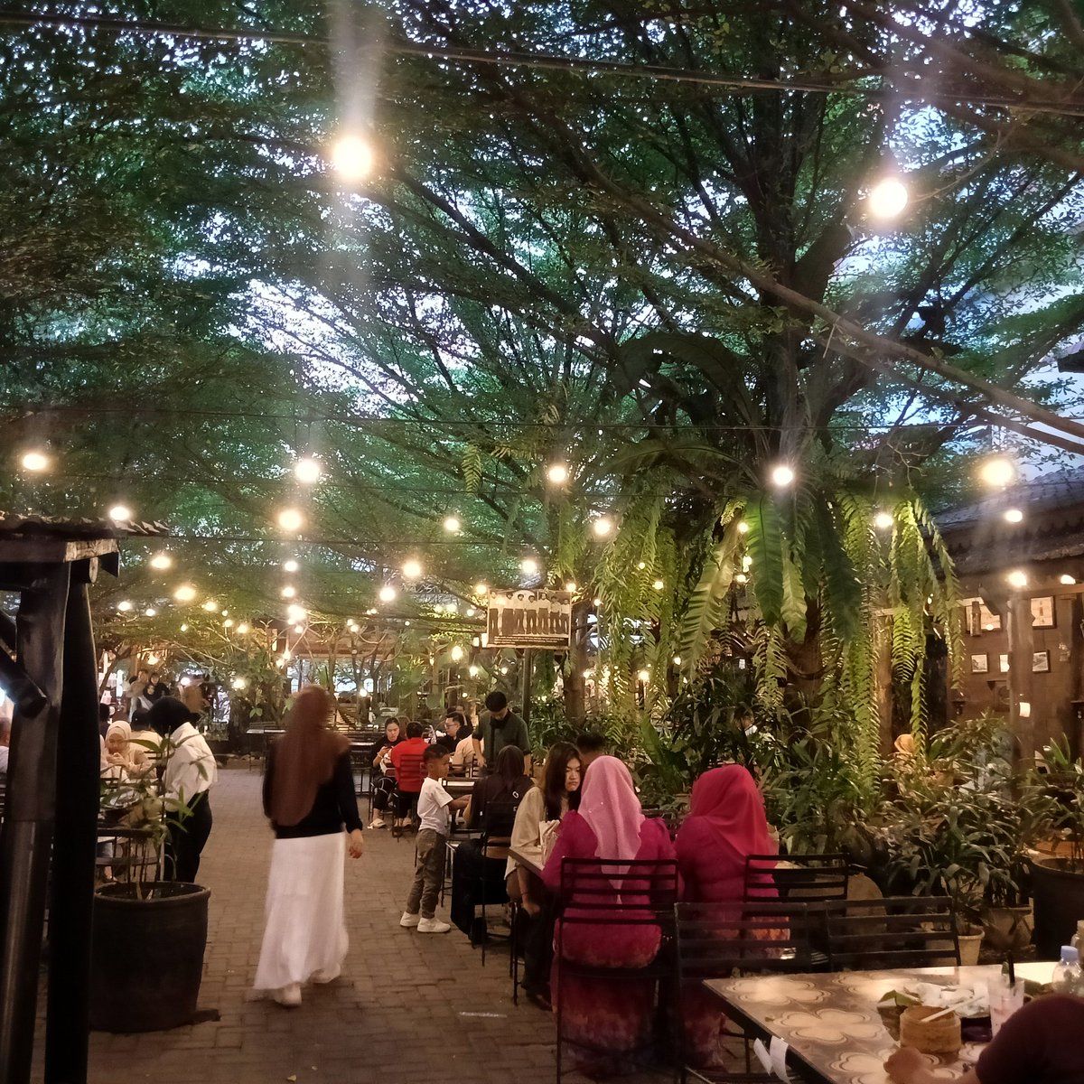 Akhirnya sampai Medan juga, liburan telah usai,  makan malam dulu kita ya.. besok kembali beraktifitas Normal.