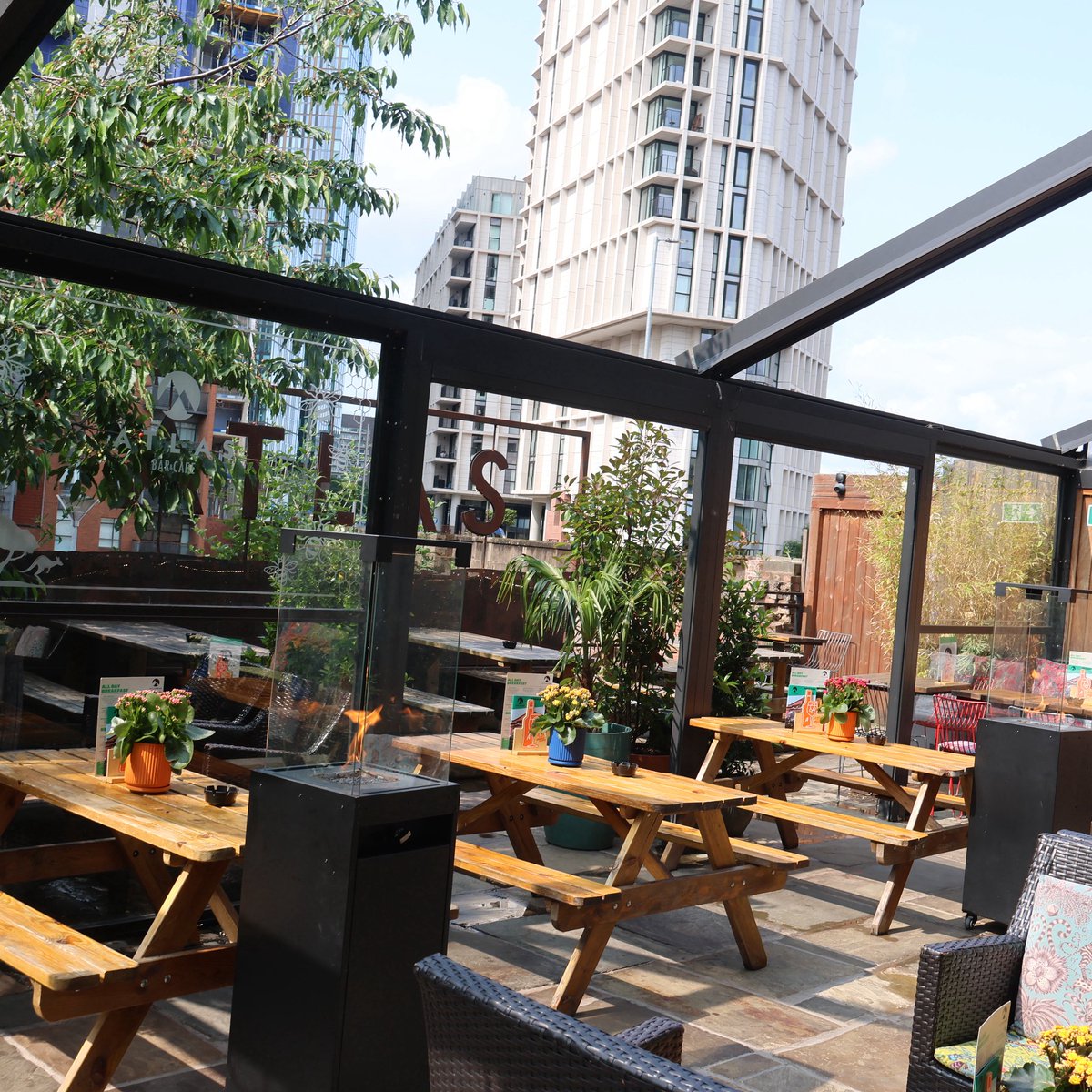 Happy Sunday #Manchester ☀️ 

The sun is shining outside, and we’ve some awesome #gin and a beautiful #terrace for you to enjoy this afternoon <a href="/TheAtlasBar/">Atlas Bar</a> 🍸