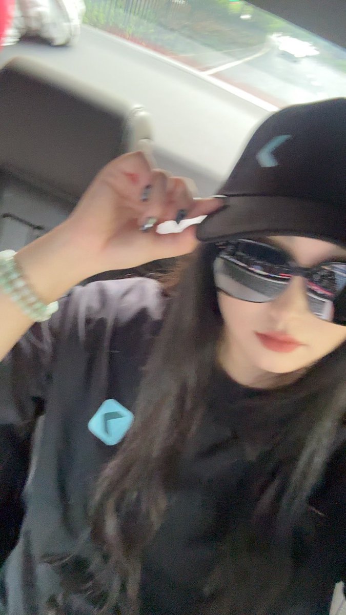 我要去做一个女巫了
不管了，我要去做一个女巫了
每天都可以熬药
想毒死谁就毒死谁
住在大森林里
拥有魔法和魔药
开心了就晒着太阳熬药😁
不开心了就骂骂咧咧熬药🙁
我还要骑着扫帚🧹漫天洒药
什么灰姑娘 什么白雪公主 什么冰雪奇缘
都得吃我的药
晴天变出蘑菇🍄
雨天变出仙人掌🌵
别管