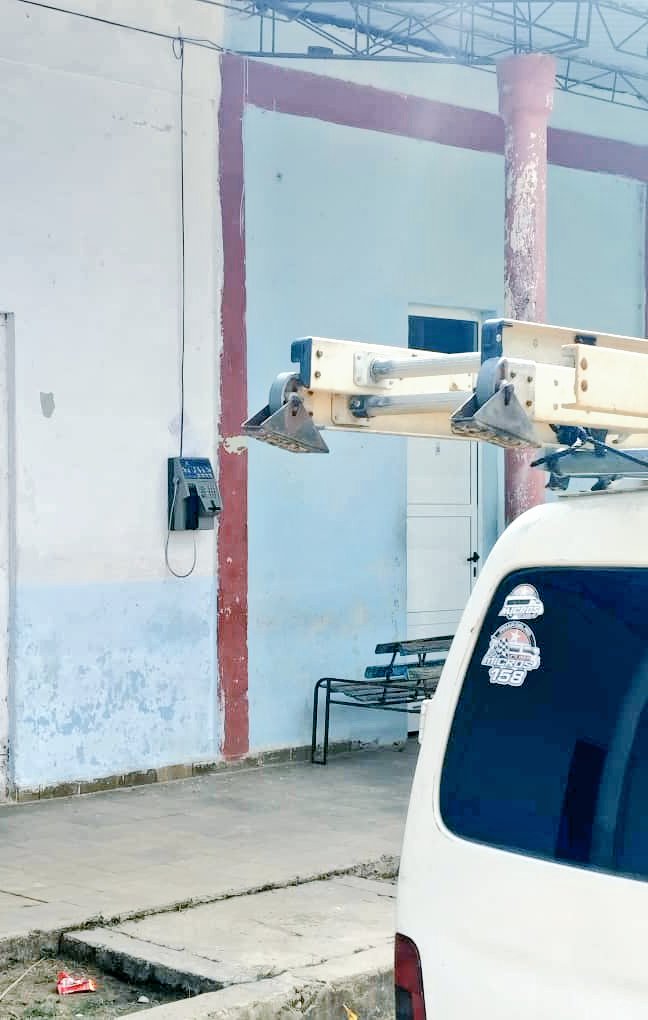 garcia_yec52416's tweet photo. Se instalan nuevos servicios de telefonía pública en el Consejo Popular Buenavista del municipio #SanLuis, #PinardelRío como parte de la inversión que se realiza en comunidades apartadas para garantizar el servicio de comunicación a la población. 
#EtecsaConCuba
#EtecsaPinar https://t.co/AlSyMgC925