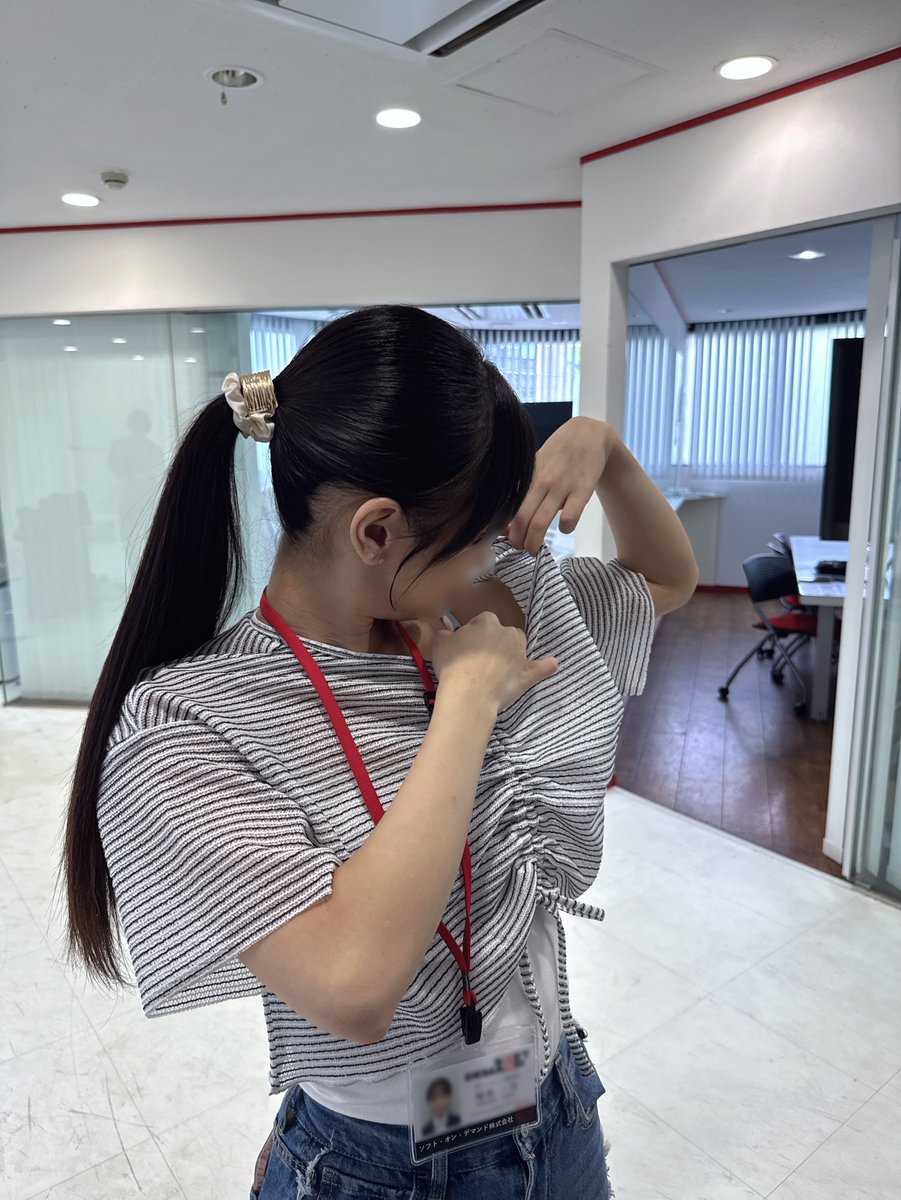 弊社の女子社員は
業務上、自分の下着の色を把握しておく必要があります