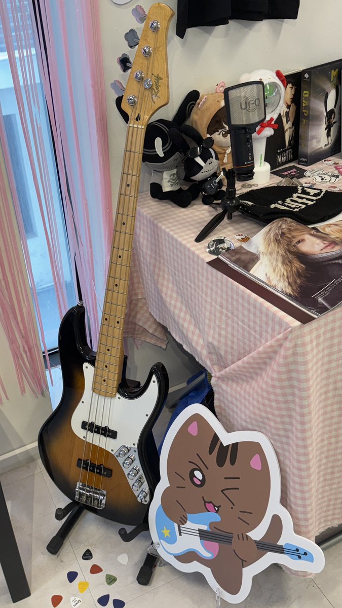 nxutxoayo's tweet photo. 오마이갓
리얼
락스타 댛냥이
이즈 히얼😼🎸

댛냥이의 생일을 축하하기 위해 영재와 함께(?) 방문했습니다 ◠‿◠👍🏻
락스타 댛냥이가 진짜 베이스 기타를 쳐 주는 그 날을 기다리며.. (대현둥절
(저 티셔츠 갖고 싶어요)

#댛츠_마이_쨈 
#락스타_댛냥_생일축하한다냥 https://t.co/sWxTkwdEQt