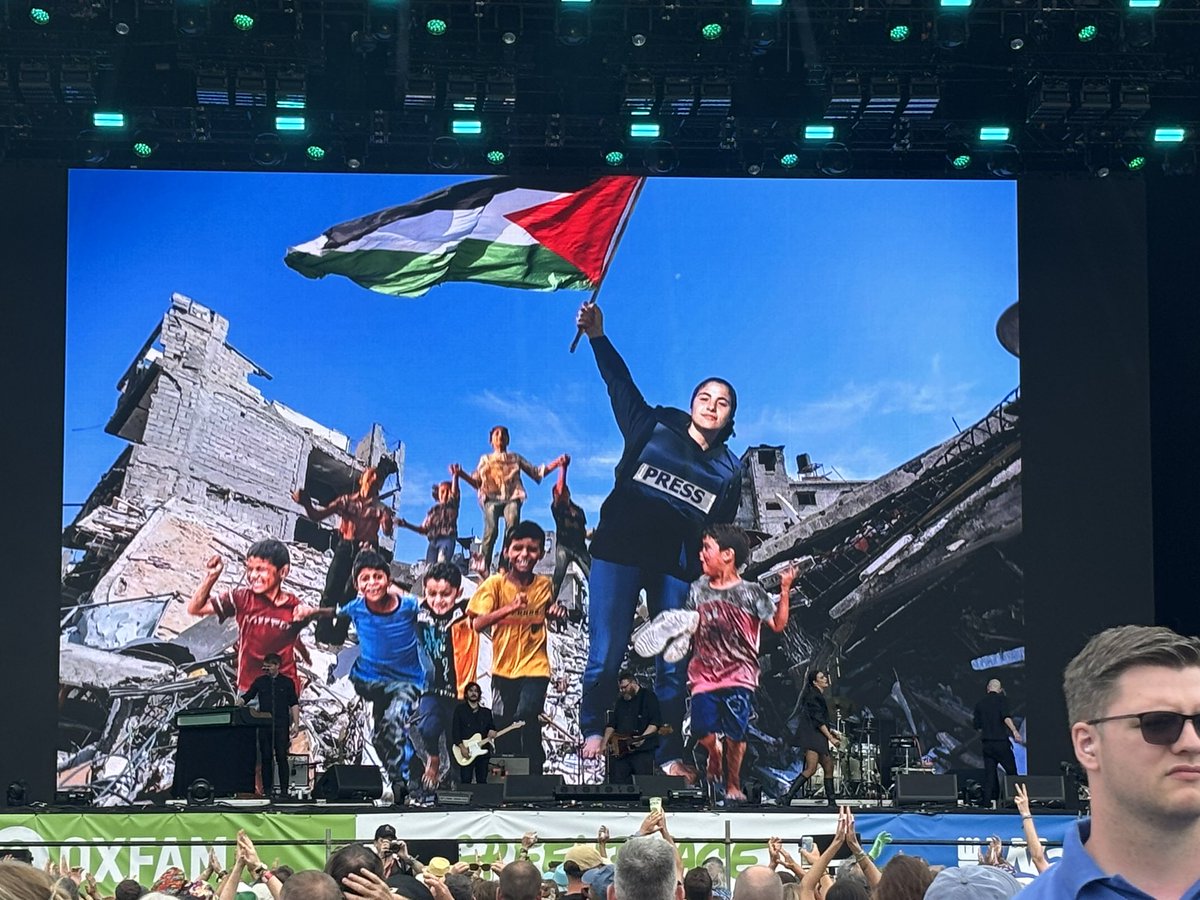 OmarAzizFilm's tweet image. 🔥🔥🔥 @nadineshah’s incredible set just now on @glastonbury’s Other Stage where she read Artist’s for Palestine’s open letter demanding the UK government drops its proscription order to ban @Pal_action and played audio samples from @wizardbisan‘s reporting in Gaza.