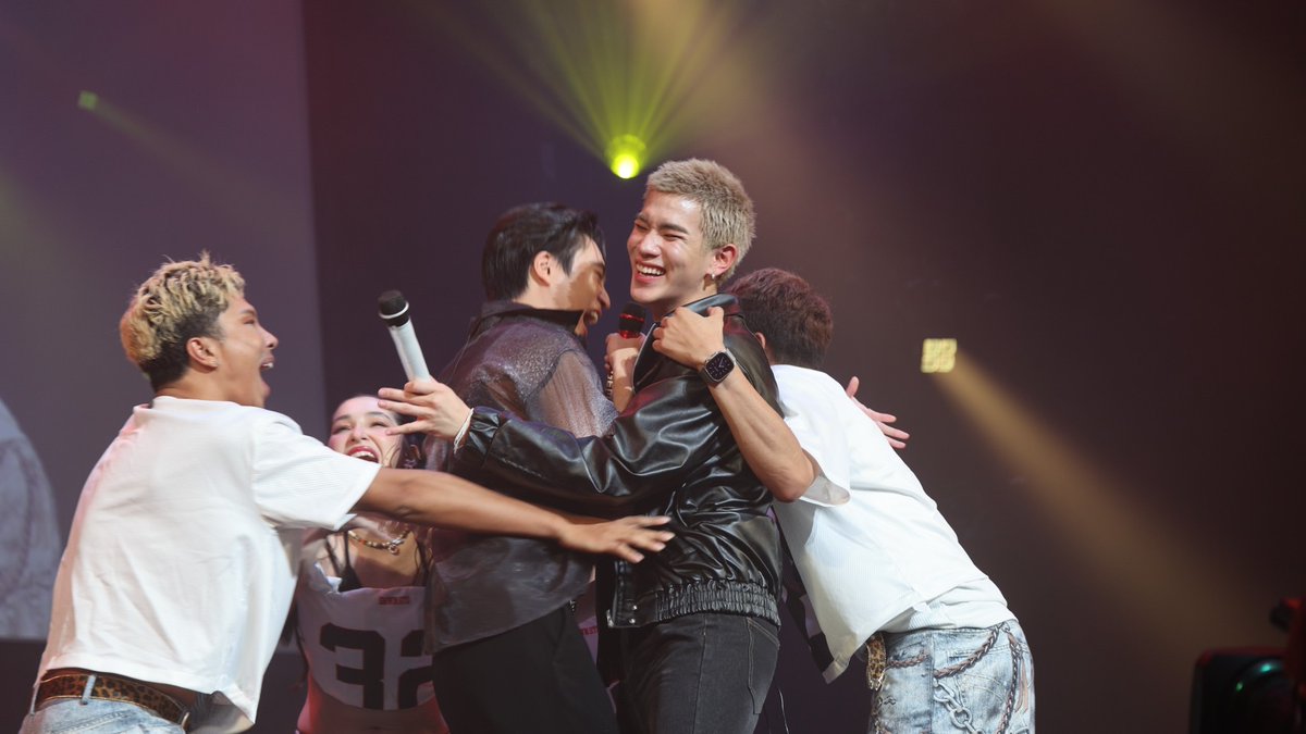 GMMTV's tweet photo. วันนี้สนุกมาก! เป็นอีกครั้งที่เราสองคนมีความสุขมาก
ขอบคุณทุกคนมากจริงๆ 
ขอบคุณที่มาสนุกด้วยกันนะครับ 
ไว้ครั้งหน้าเรามาสนุกด้วยกันอีกนะ รักทุกคนที่สุดเลย 

今日は本当に楽しかった！僕たち2人はともとっても幸せな時間を過ごせたよ！！
みんな、本当にありがとう！！
一緒に楽しんでくれてありがとうね！！
次もまた一緒に楽しもうね。みんなのこと、大好きだよ！！

#GFRunTheWorldinOsaka
#GMMTV @gemini_ti @tawattannn