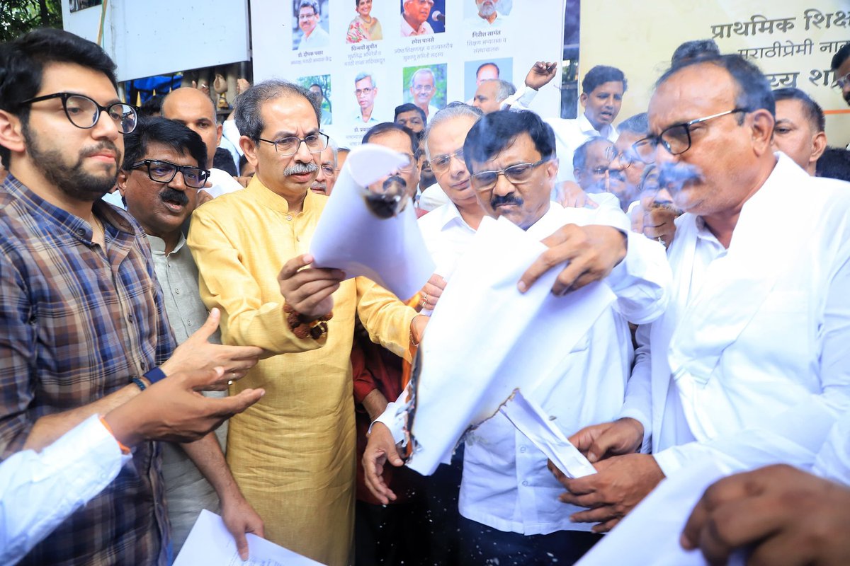 SaltNews_IN's tweet photo. Shivsena UBT chief Uddhav Thackeray and Maharashtra Congress Committee’s President Harshwardhan Sapkal burnt the govt notification making Hindi  compulsory as third language for students in Maharashtra. https://t.co/Wg6OlVGYWi