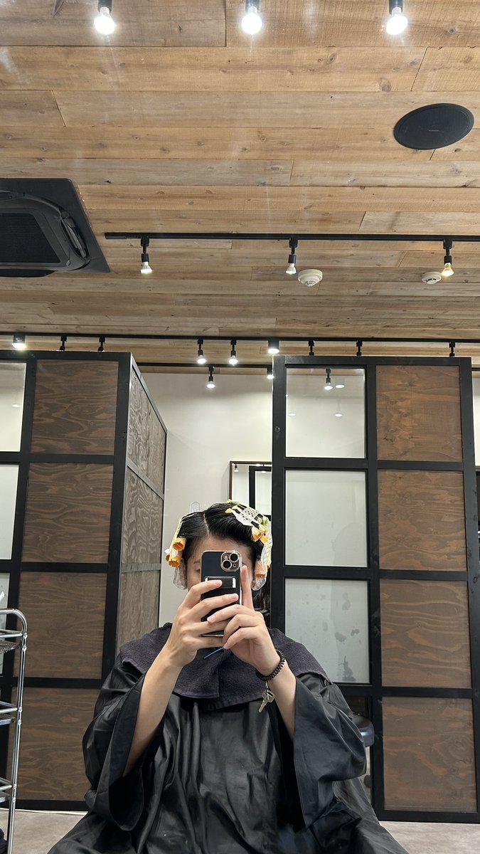 yk1157's tweet photo. みんなの投稿が羨ましくたまらない😗
何かで見れる機会はないかなー😢
今日はB'z大好きな美容師さんがいる美容室へ初めて突撃✂︎
美容師さん、どうされますか？
「こんな感じで！」稲葉さんの写真を見せる。
美容師さん、笑顔で「1番分かりやすいです💇」
稲葉さんヘアーにしてもろた☺️
至福の一時✨ https://t.co/Lv5dHo262x