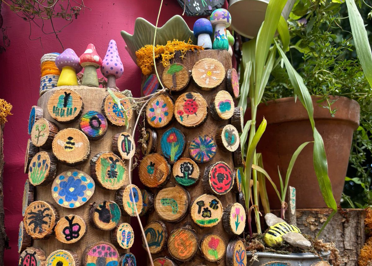 LEOforestschool's tweet image. 🐝 RHS School Wonderland Bug Barrels

Children at @HurstParkSchool have created an amazing bug barrel, inspired and planted through the theme of ‘wonder’. Come along and see it exhibited at @The_RHS Hampton Court Palace Garden Festival this week!

#RHSHamptonCourt 🐛 🐞 🐜 🪱 🌼