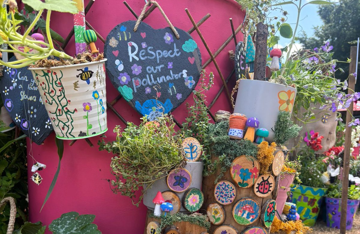 LEOforestschool's tweet image. 🐝 RHS School Wonderland Bug Barrels

Children at @HurstParkSchool have created an amazing bug barrel, inspired and planted through the theme of ‘wonder’. Come along and see it exhibited at @The_RHS Hampton Court Palace Garden Festival this week!

#RHSHamptonCourt 🐛 🐞 🐜 🪱 🌼