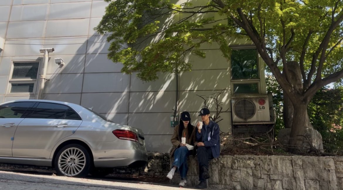 kunee1231's tweet photo. Three points:

The cam angle, can they vlog? Lol

They were discreet when they dated in May, it must have been so taxing for them

I've said this before and their styles really match

- rooting for this couple now, please be happy for a long long time💚💙

#HeartPairing https://t.co/rxEZBQtF5Q
