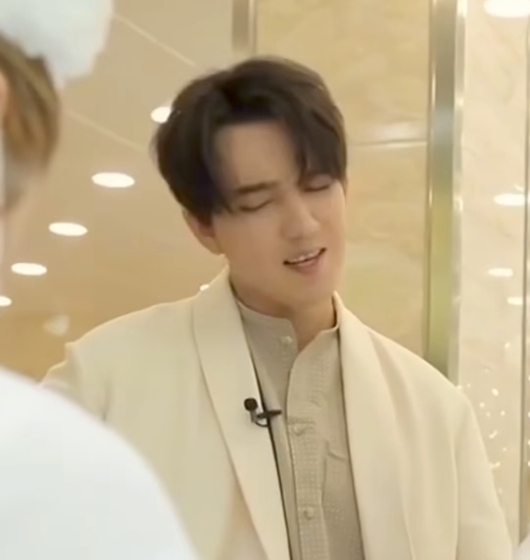 CruzC19183's tweet photo. @MostRequestLive Deseando escuchar a @DimashQudaibergen cantando Weekend 

#MostRequestedLive 
#WeekendbyDimash

@OnAirRomeo https://t.co/mpi1wxnOYK