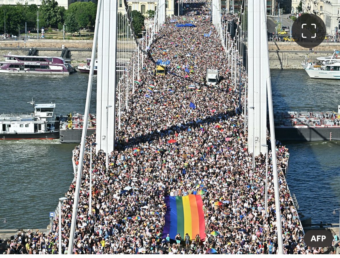 Wanneer Orbán met dreigementen en propaganda mensen het zwijgen wil opleggen.

En dan dít antwoord!

Wat ben ik trots op al die Hongaren die staan voor mensenrechten!✊🏽
#BudapestPride 🏳️‍🌈

nos.nl/artikel/257285…