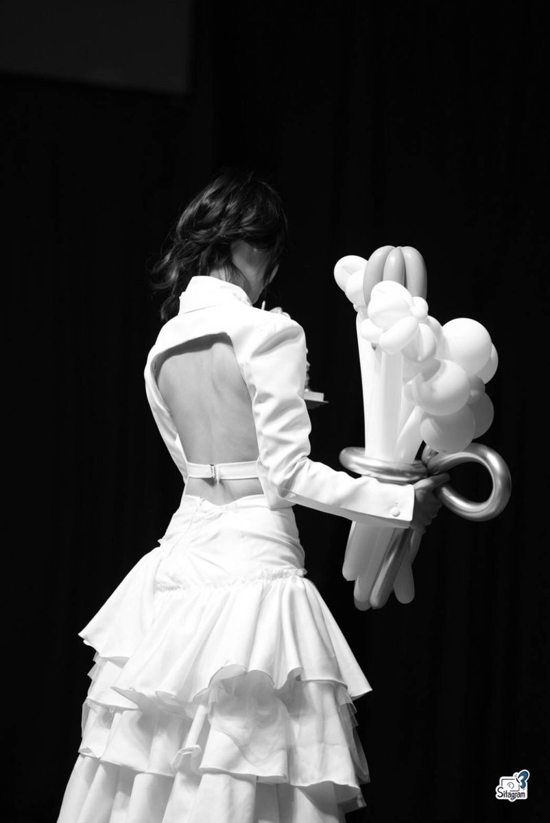 ชีเตรียมชุดมาอย่างอลังการณ์ วางไมค์เรียบร้อยแต่เลือกที่จะประกาศแกรดพร้อมกับเพื่อนๆในชุดสเตจธรรมดา สิตามีเพื่อนแล้วนะ🙂