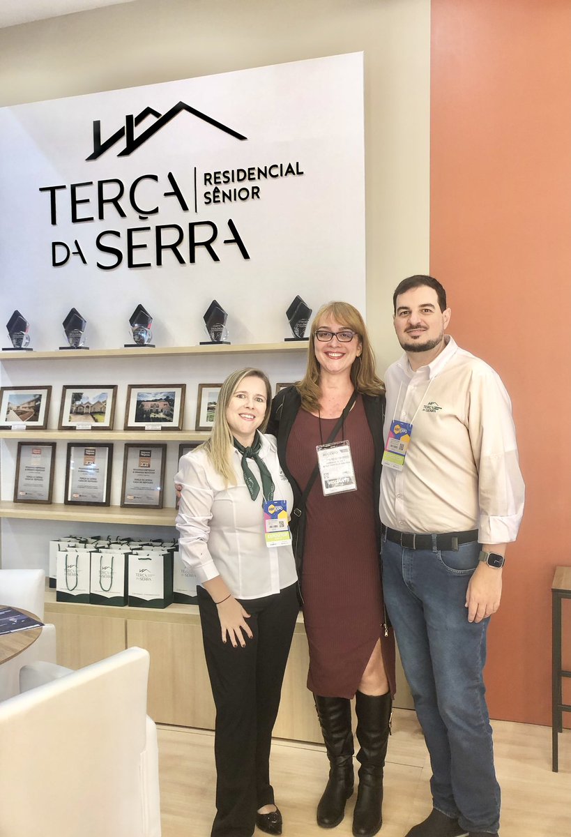 AdrianaNancyMed's tweet image. Ontem estive na ABF Franchising Expo 2025! Foi especial visitar o stand do residencial sênior Terça da Serra, onde atuei como gestora e que tanto admiro. 💚 Gratidão à Joyce e ao Pedro pela recepção carinhosa! 🥰✨ 🙏🏻