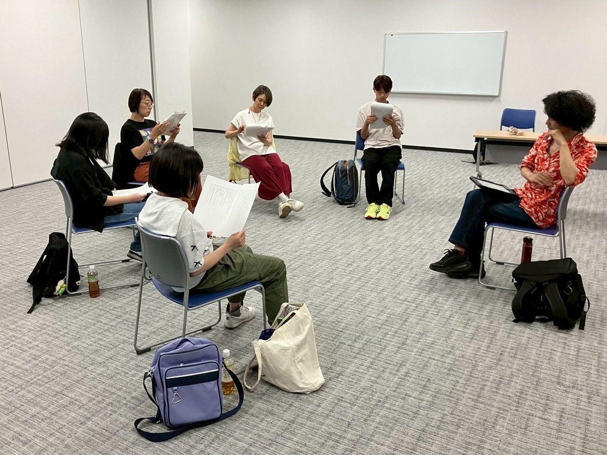 【one_class 演技クラス 活動報告 │ 6/29】

前半はみんなで、最近あったできごとを話しました。

その後は、受講生がいま取り組んでいる台本を、本クラスでも回し読み。
コンビニ店員とコンビニ強盗とのコミカルなやり取りが繰り広げられるシーンを読みました。
後半には立ち稽古もしました。