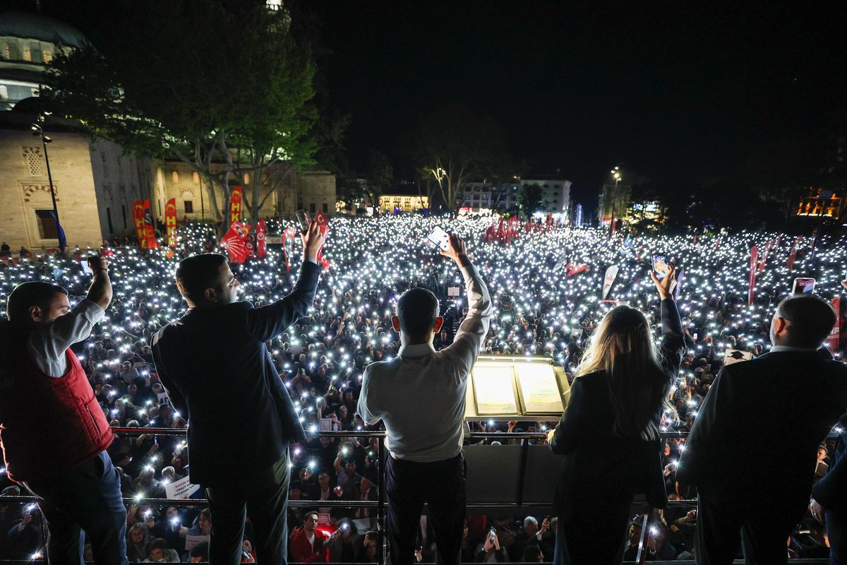 Biriz, birlikteyiz, beraberiz. 

Gençlik cesur, Cumhuriyet Halk Partisi büyüktür.

38.⁠ ⁠Olağan Kurultayımız ile gençleşen yönetim kadromuzun başarısıyla; 47 yıl sonra Cumhuriyet Halk Partimizi birinciliğe taşıyan,

Gençler siyasette daha çok yer alacak diyerek; gençlerin