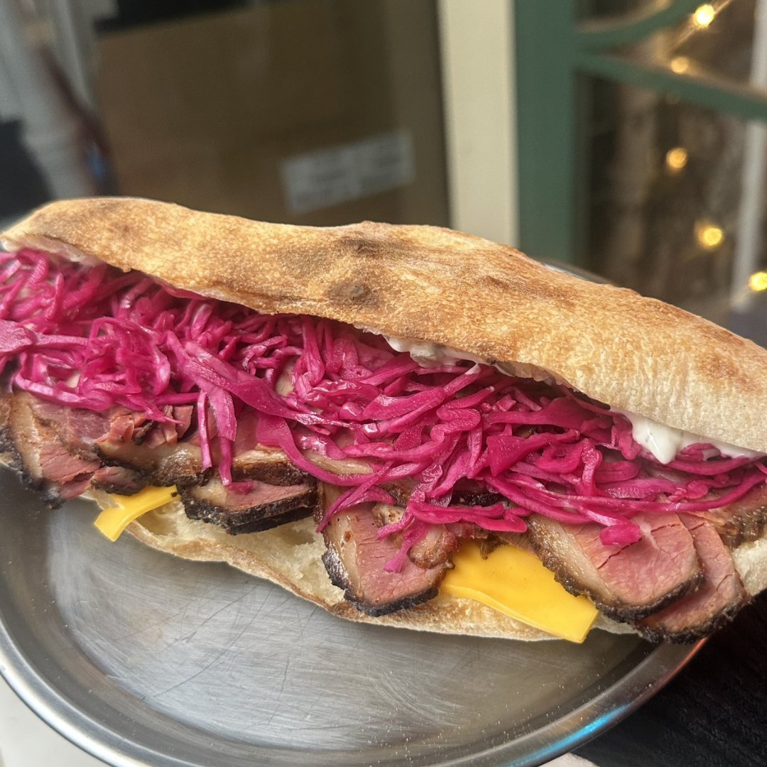 Uluslararası Sandviç Yarışması'nda birincilik kazanan bir şef, Kadıköy Suadiye'de restoran açtı.

• Trüflü tütsu tavuk: 360 TL
• Pesto mozzeralla: 390 TL
• Pastrami burrata: 520 TL