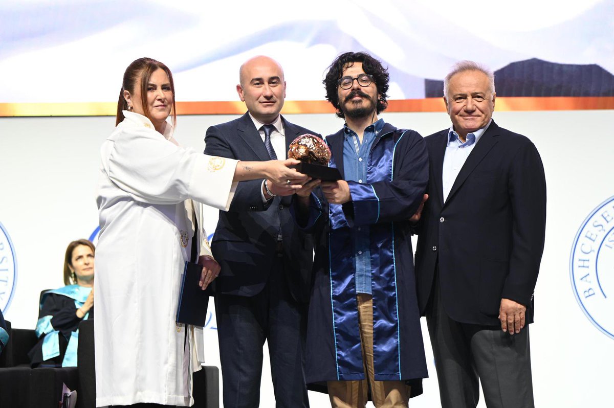 HuseyinYucell's tweet photo. Bugün Bahçeşehir Üniversitesi’nin 25'inci dönem mezunlarının diploma sevincine tanıklık etmekten büyük bir gurur duyuyoruz.

Mezunlarımız; milli birlik ve beraberliğimizden aldığınız güçle, ülkemizi çağdaş ve güçlü yarınlara taşıyacağınıza inancımız tam. Yolunuz açık, cesaretiniz daim, vizyonunuz hep ileri olsun.
Mezuniyetiniz kutlu olsun! 🇹🇷🎓
