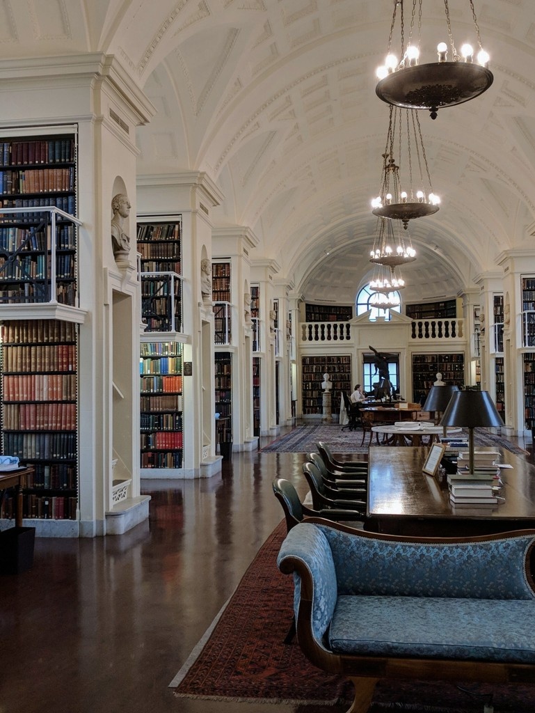 Levenger's tweet image. This week’s #SundayReads takes us to one of America’s oldest independent libraries: The Boston Athenæum. Founded in 1807, it’s a haven for readers, writers, and thinkers. The perfect setting to lose yourself in a good book.
#ReadWriteThinkDreamDo #LibraryLove