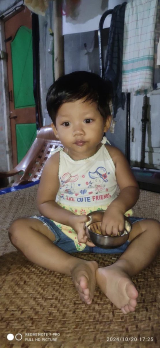 BarpetaPathak's tweet photo. 🙏Please help me মোৰ একমাত্ৰ ছোৱালীজনী বয়স ২বছৰ২টা কানেৰে একো শুনা নাপায় কথা কব পৰা নাই ,বহুত মন্ত্ৰ�� বিধায়াকৰ ওচৰলৈ গৈছিলো একো সহাৰি নেপালো,ছোৱালীজনীক বাহিৰত নি চিকিৎসা কৰিলে ভাল হল হেতেন বাহিৰত নি  চিকিৎসাক কৰিবলৈ হাতত ১ টকা ও নাই  @dcbarpeta_ @himantabiswa @CMOfficeAssam https://t.co/oSZGSYQBaf