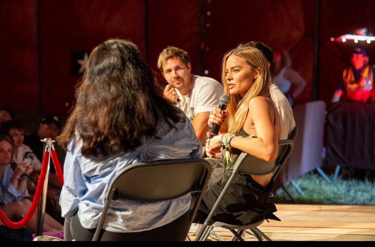 Portal Margot Robbie |Fan Site| (@portalrobbie) on Twitter photo Na última sexta-feira (27.06) Margot Robbie, Tom Ackerley e Josey Mcnamara participaram de um Q&A antes da sessão especial de “My Old Ass”, no festival de Glastonbury, na tenda <a href="/PiltonPalais/">Pilton Palais</a> Na última sexta-feira (27.06) Margot Robbie, Tom Ackerley e Josey Mcnamara participaram de um Q&A antes da sessão especial de “My Old Ass”, no festival de Glastonbury, na tenda <a href="/PiltonPalais/">Pilton Palais</a>