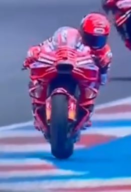 GregandLarryB99's tweet photo. @JayMirelli @MotoGP @marcmarquez93 Most certainly https://t.co/NfxoQ5JNnM