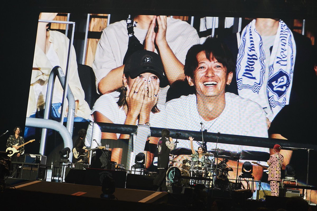 NovelbrightさんのLIVEに
やーっとお邪魔してきました🤍
去年あたし達の結婚式で作ってくれた
アイビーを完成形で生で聴けて、
2人していつの間にか泣いてた😂💐
さいこーのLIVEでしたー！！！