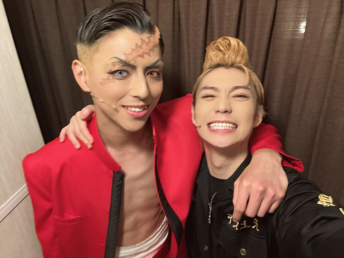 kizu_tsubasa's tweet photo. 舞台「東京リベンジャーズーThe LAST LEAPー」

大阪公演千秋楽無事終幕、本当に本当に沢山のご来場誠に有難うございました！

「信じる力」はとてつもない奇跡を生むと、怒涛の日々の中で毎日お客様のお顔を見れたこと、そして俺たちのリベンジを劇場で体感して頂けたこと、この上なく幸せです。

板の上から全て届けました。

最高だったでしょう！これが俺の自慢の家族リベステカンパニーです。

こっから横浜、乗り込みまっせ。

みんなで会いにいくよ、待っててな！

演劇を好きになってくれて、俺たちに出会ってくれて本当にありがとう。

相棒と幼馴染と相棒と。(つばさ)

#リベステ