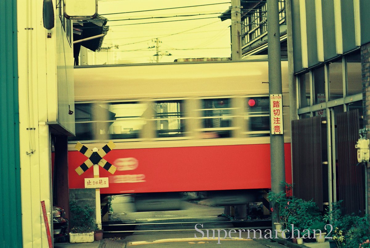 supermarchan's tweet photo. 93年頃の北鉄金沢駅が地上時代、七ツ屋との間にあった踏切です。遮断機と���報機無しで危ないのですが、当時は味のある踏切と感じ撮影しました。今は木造の建物もなくなり区画整備されてると思います。懐かしい一枚です。
#鉄道写真
#北陸鉄道
#浅野川線
#私の愛してやまない北陸
#金沢駅 https://t.co/izJ385RFkF