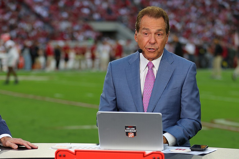 Last year, Nick Saban quietly went viral 4 weeks in a row on College Gameday.

Not for football. But for brutal truths about leadership, discipline, and standards.

Most people saw the clips.

But the full versions are even better:🧵