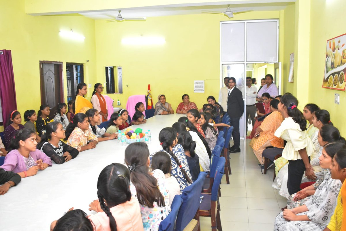 ▶️Minister of State for Women and Child Development <a href="/savitrii4bjp/">Savitri Thakur</a>  and Chhattisgarh Chief Minister <a href="/vishnudsai/">Vishnu Deo Sai</a> listen to 123rd Episode of 'Mann Ki Baat' at CM Residence

▶️<a href="/savitrii4bjp/">Savitri Thakur</a>  inspects Government Girls' Home and Nari Niketan in Raipur

Read here pib.gov.in/PressReleasePa…