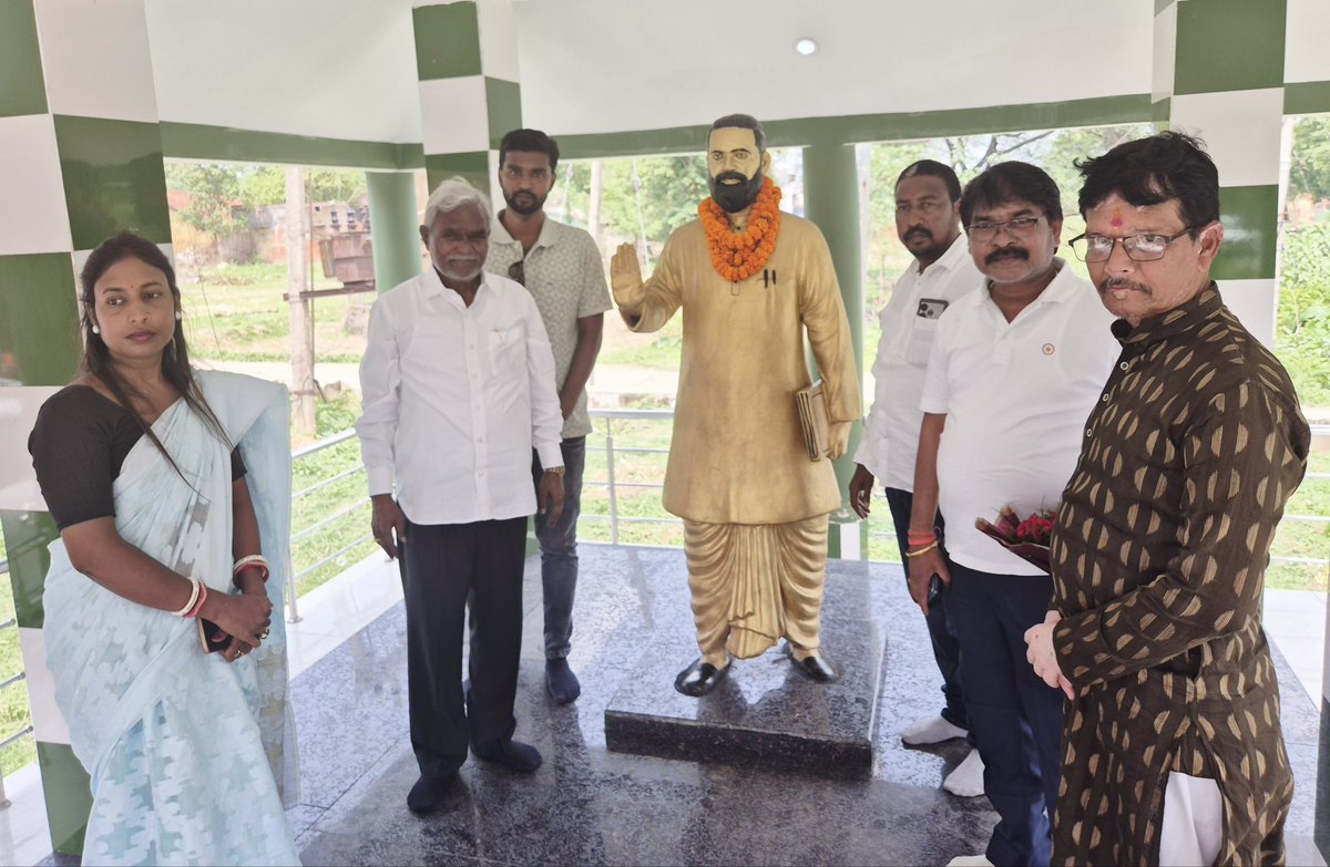 आदिवासी 'हो' भाषा की वारंङ क्षिति लिपि के निर्माता और महान साहित्यकार ओत् गुरु कोल लको बोदरा जी की पुण्यतिथि पर भावभीनी श्रद्धांजलि।

उन्होंने ‘हो’ भाषा का एक वृहद् शब्दकोश भी तैयार किया था। भाषा संवर्धन तथा संरक्षण के क्षेत्र में उनके योगदान को आने वाली पीढियां सदैव याद रखेंगी।