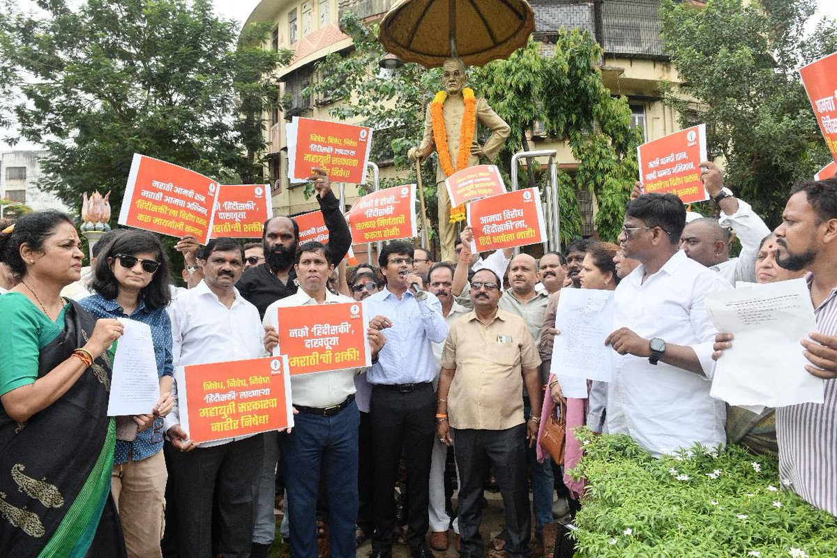 ShivSenaUBT_'s tweet image. शिवसेना (उद्धव बाळासाहेब ठाकरे), विभाग क्रमांक १०, खासदार अनिल भाऊ देशाई आणि आमदार विभागप्रमुख महेश सावंत यांच्या नेतृत्वाखाली, आज प्रभोधनकार ठाकरे चौक येथे हिंदी सक्तीच्या शासन निर्णयाची होळी करण्यात आली. यावेळी शिवसेना सचिव साईनाथ दुर्गे, विभाग संघटिका श्रद्धा ताई जाधव, वडाळा…