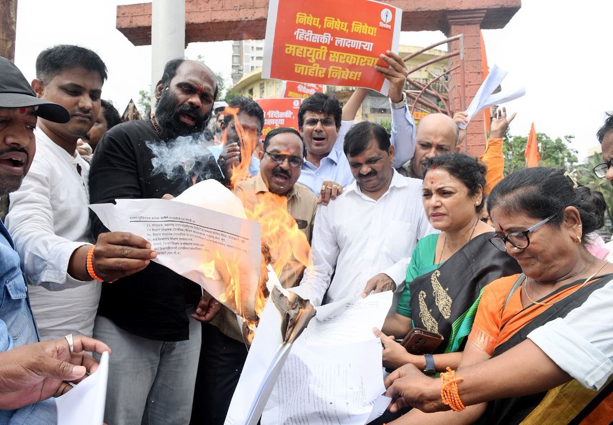 ShivSenaUBT_'s tweet image. शिवसेना (उद्धव बाळासाहेब ठाकरे), विभाग क्रमांक १०, खासदार अनिल भाऊ देशाई आणि आमदार विभागप्रमुख महेश सावंत यांच्या नेतृत्वाखाली, आज प्रभोधनकार ठाकरे चौक येथे हिंदी सक्तीच्या शासन निर्णयाची होळी करण्यात आली. यावेळी शिवसेना सचिव साईनाथ दुर्गे, विभाग संघटिका श्रद्धा ताई जाधव, वडाळा…