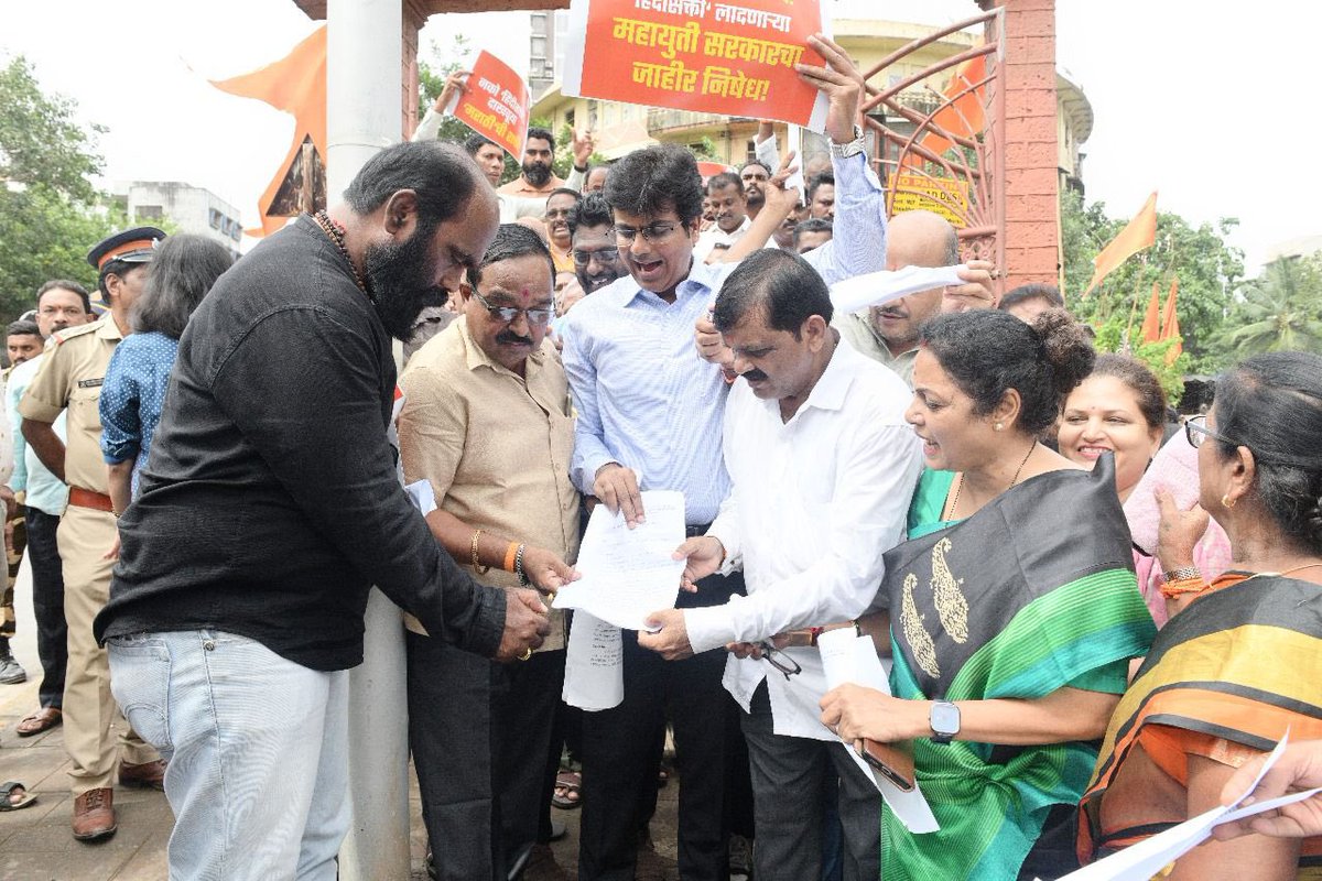 ShivSenaUBT_'s tweet image. शिवसेना (उद्धव बाळासाहेब ठाकरे), विभाग क्रमांक १०, खासदार अनिल भाऊ देशाई आणि आमदार विभागप्रमुख महेश सावंत यांच्या नेतृत्वाखाली, आज प्रभोधनकार ठाकरे चौक येथे हिंदी सक्तीच्या शासन निर्णयाची होळी करण्यात आली. यावेळी शिवसेना सचिव साईनाथ दुर्गे, विभाग संघटिका श्रद्धा ताई जाधव, वडाळा…