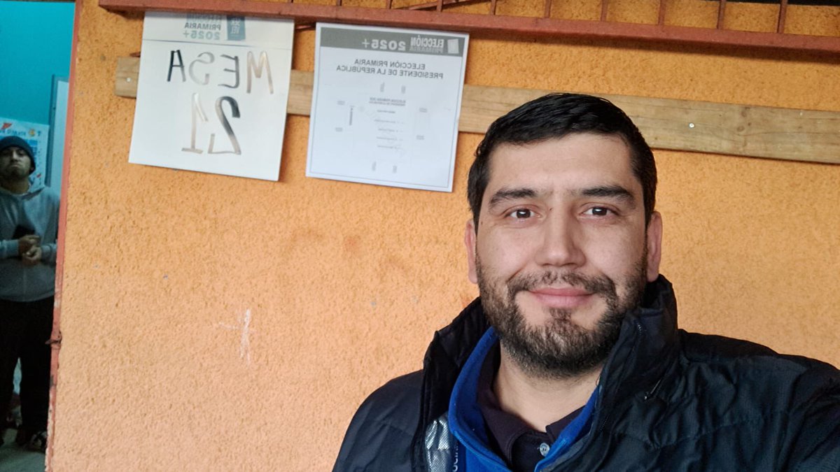RegCivil_Biobio's tweet photo. Buen día ! 
Nuestros equipo de coordinación en la Dirección regional y funcionari@s en su rol como Expertos de identificación en los locales de votación #Biobio este domingo en  #PrimariasPresidenciales2025. https://t.co/iSxJqgp8wj