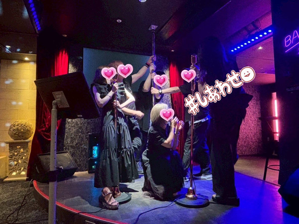 happyswing23's tweet photo. 昨日は初めてのコピバンLIVE🫰
めっちゃ楽しかった‼️かっこよかった‼️
また行きたいなあ🥳✨✨
その後はいつもの大好きな方達と🍻.*ﾟ
入口真横のオープンスペースで歌える🎤ポールダンスもできちゃう💃プレミアム仕様なカラオケへ🤣くるくる回るメンズ達おもろすぎた🤣！笑
たくさん笑って幸せ🥹♡♡ https://t.co/agI07QGG4k