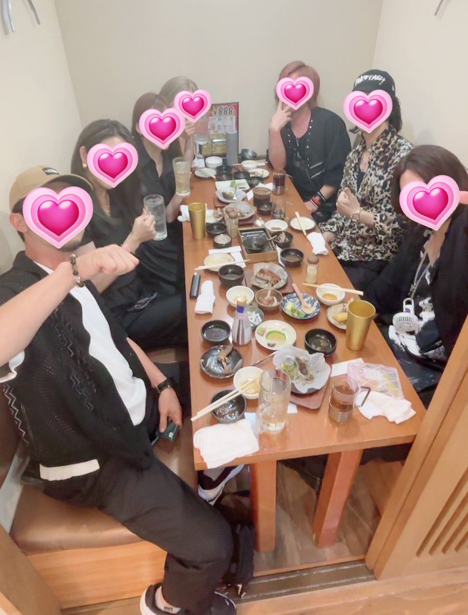 happyswing23's tweet photo. 昨日は初めてのコピバンLIVE🫰
めっちゃ楽しかった‼️かっこよかった‼️
また行きたいなあ🥳✨✨
その後はいつもの大好きな方達と🍻.*ﾟ
入口真横のオープンスペースで歌える🎤ポールダンスもできちゃう💃プレミアム仕様なカラオケへ🤣くるくる回るメンズ達おもろすぎた🤣！笑
たくさん笑って幸せ🥹♡♡ https://t.co/agI07QGG4k