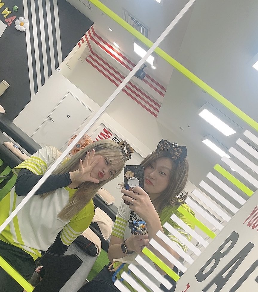 ayaka_834's tweet photo. ギャルギャルな森山氏😙
だけど、めちゃくちゃ努力家さん
いつも刺激もらってます👍
これからも宜しくでぇす✨
#変顔だってへっちゃらさ 
#天満橋京阪シティーモール店 
#大切な人を大切に
#いつもありがとうございます https://t.co/fTqn1w0vxq