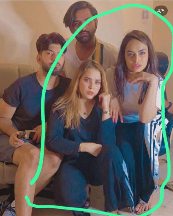 کراچی میں  تاجر کے گھر 13 کروڑ کی ڈکیتی کی واردات کرنے والا گینگ ٹک ٹاکر بہن بھائی نکلے۔ملزمان نے #FIA کی یونیفارم  پہن کر واردات کی، گرفتار ملزمان آپس میں بہن بھائی ہیں۔ملزمان کی شناخت یسرا،نمرا، شہریار اور شہروز کے ناموں سے ہوئی ہے۔ملزمہ یسرا معروف ماڈل اور انسٹا پر ان کے