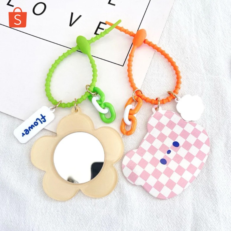 ShopeeID's tweet photo. Selain boneka ucul yang wajib jadi gantungan di tas kamu, cermin juga wajib sih! 🤭 Touch up lippen kamu di manapun dan kapanpun jadi gampang! 🤩 Plus gambarnya ucul bangeeet~
