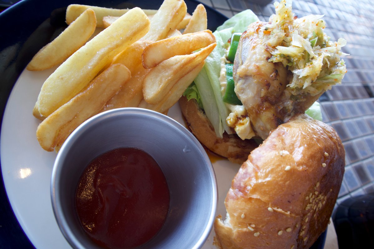 burchat_fbcc's tweet photo. 大桟橋でやってる梅やさんコラボのハンバーガー。
デカくて食べにくかった以外のマイナスポイントが見当たらないめちゃ美味バーガーだった。
1枚目に写ってるボトルは酒じゃなくてただのお冷w https://t.co/O6vbR87v1D