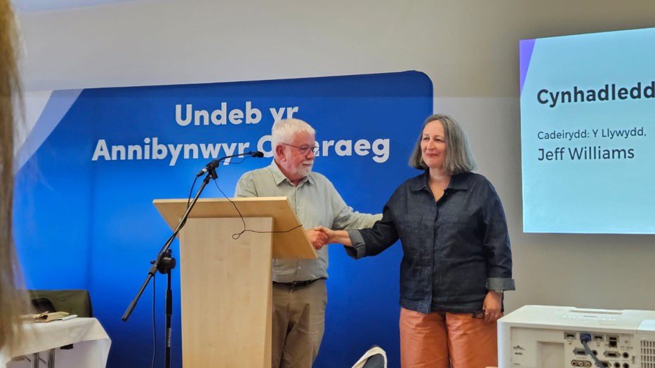 Sian Meinir (@sianmeinir) on Twitter photo Diwrnod da ar y radio heddiw i <a href="/AnnibynwyrCymru/">Undeb yr Annibynwyr</a> -Elinor Wyn Reynolds (Ysg. Cyff’ol newydd UAC) yn siarad yn huawdl ar #AllThingsConsidered <a href="/radiowales/">Radio Wales</a> bore ma, & <a href="/OwainLlyrEvans/">OLlE</a> (Llywydd newydd UAC) yn siarad yn rymus ar <a href="/BwrwGolwg/">JohnBwrwGolwg</a> amser cinio! Gwrandewch nôl ar <a href="/BBCSounds/">BBC Sounds</a> 👌🏼👌🏼 Diwrnod da ar y radio heddiw i <a href="/AnnibynwyrCymru/">Undeb yr Annibynwyr</a> -Elinor Wyn Reynolds (Ysg. Cyff’ol newydd UAC) yn siarad yn huawdl ar #AllThingsConsidered <a href="/radiowales/">Radio Wales</a> bore ma, & <a href="/OwainLlyrEvans/">OLlE</a> (Llywydd newydd UAC) yn siarad yn rymus ar <a href="/BwrwGolwg/">JohnBwrwGolwg</a> amser cinio! Gwrandewch nôl ar <a href="/BBCSounds/">BBC Sounds</a> 👌🏼👌🏼