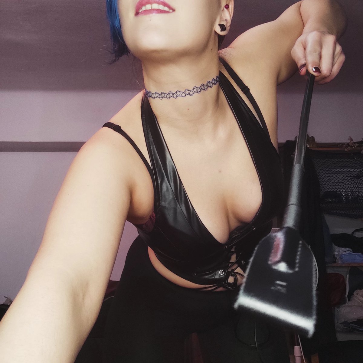 ⛔Ya mismo es mi cumpleaños....🎊🎉 Espero que todos los cerdos, perros, esclavos y fauna empiecen a enviar mis regalos 😌 recibiréis una sorpresa ⛓️🔪

#domina #cumpleaños #diosa #bdsm #mazmorra #dominaespaña #dominamalaga #fetichismo #footfetish #femdom #findom