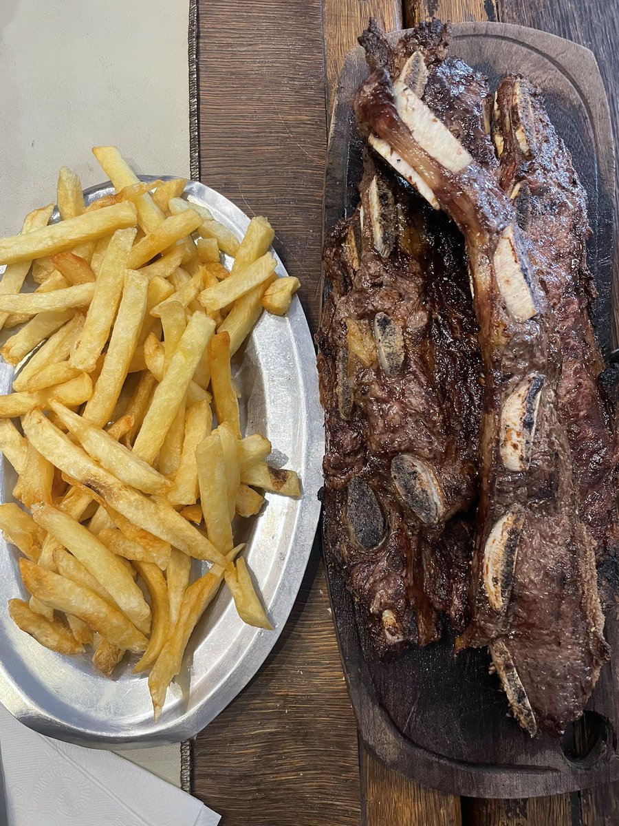 26k, 4 tiras de asado banderita + fritas en el Club  Atlético City Bell 👌 es la promo de asado para dos, la guarnición tb puede ser ensalada