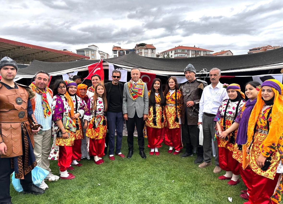📍Kırşehir

Karacakurt Türkmenleri Şenliği’ne katıldık.

Kültürümüzü yaşatan, birlik ve beraberliğimizi pekiştiren bu güzel organizasyonda emeği geçen herkese teşekkür ederim. 🇹🇷