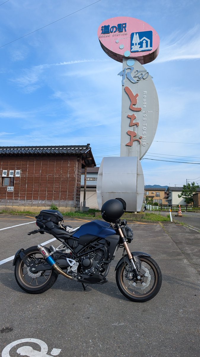 中華そば ふじの 東中野山店
味噌ちゃーしゅー麺にバターとコーンをトッピング。大きなチャーシューに太目の麺も力強く食べ応えあり。生姜の効いたひき肉にタップリの野菜、最後まで味噌らしい美味しさが続く一杯でした。
久しぶりに夕方バイクにも乗れました。
#味噌ラーメン 
#新潟 
#バイク