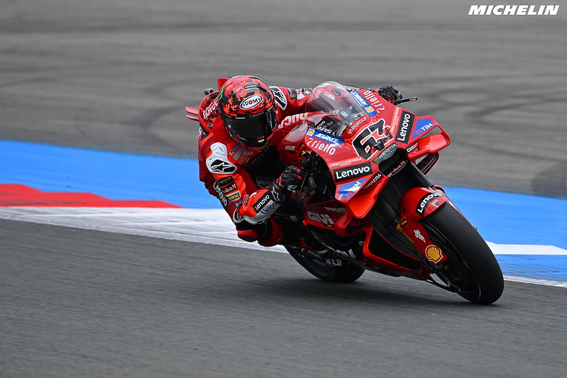 Bruce_wayne_67's tweet photo. Resultado #MotoGP #HolandaGP🇳🇱🏁
1️⃣Marc Márquez 🇪🇦 Ducati
2️⃣Marco Bezzecchi 🇮🇹 Aprilia
3️⃣Francesco Bagnaia 🇮🇹 Ducati
Campeonato (puntos)
1️⃣Marc Márquez 🇪🇦 307
2️⃣Alex Márquez 🇪🇦 239
3️⃣Francesco Bagnaia 🇮🇹 181
4️⃣Franco Morbidelli 🇮🇹 139 https://t.co/QbjHRkJS3v